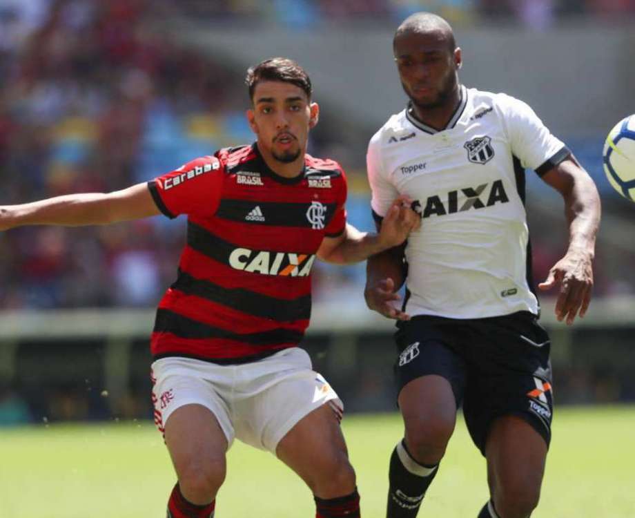 Vaiado pela torcida, Paquet&aacute; recebe a marca&ccedil;&atilde;o do zagueiro Luiz Ot&aacute;vio, um dos destaques do jogo