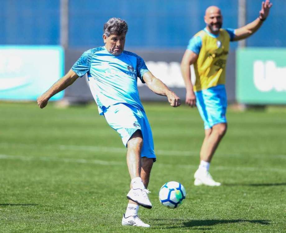 Renato Gaúcho bate bola no treino. Técnico terá dois desfaques