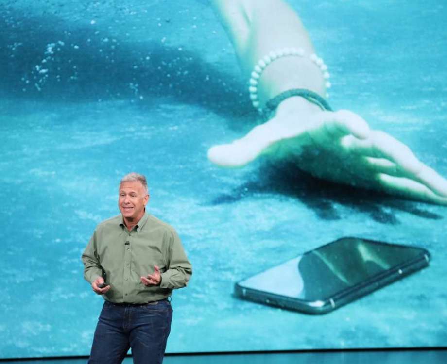 O executivo Phil Schiller apresenta os novos smartphones da Apple