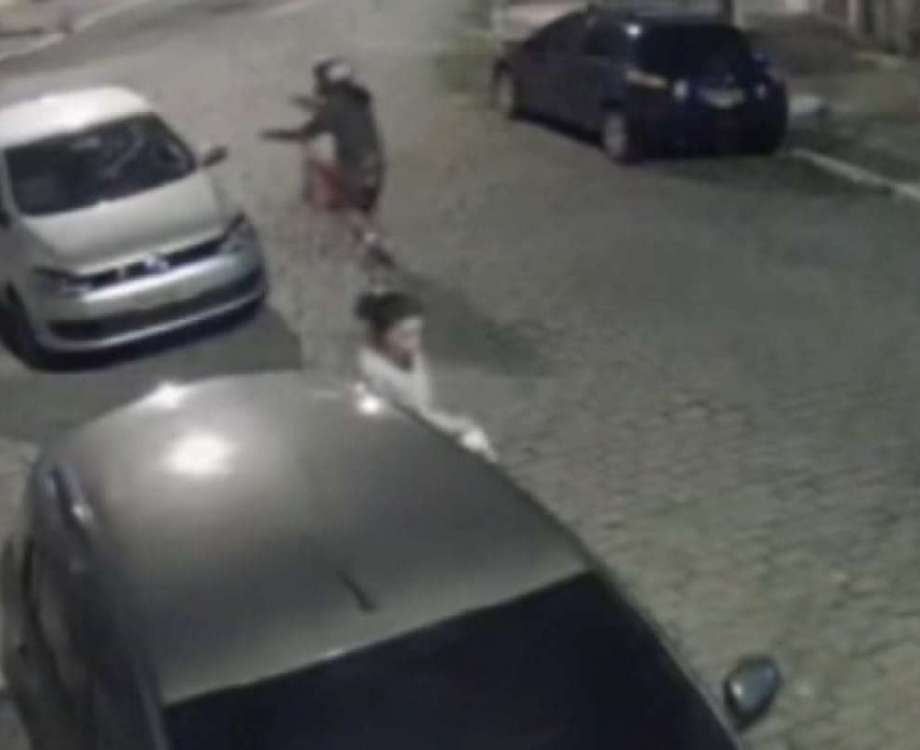 Câmeras de segurança flagram um dos muitos assaltos no local
