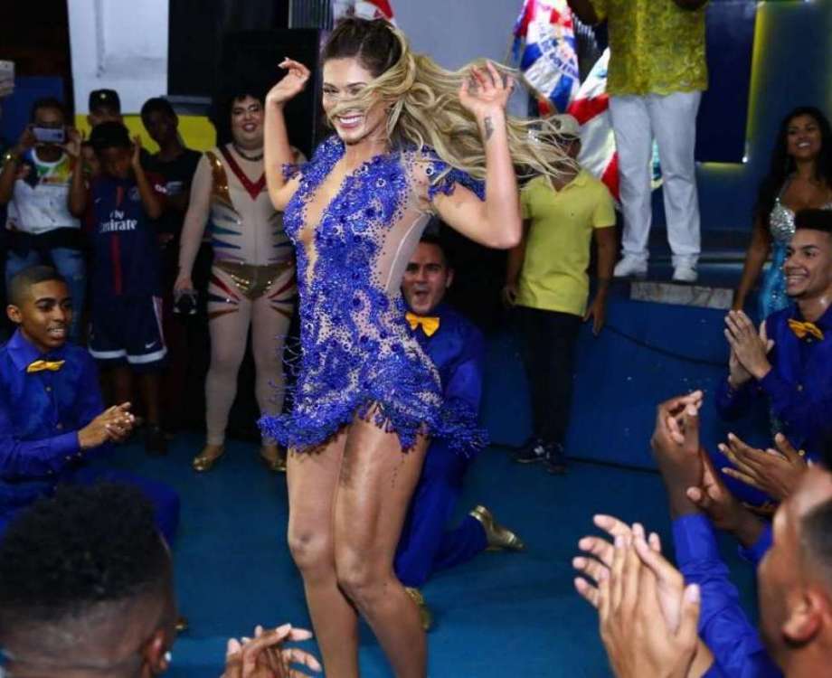 L&iacute;via Andrade &eacute; coroada como musa na Para&iacute;so do Tuiuti