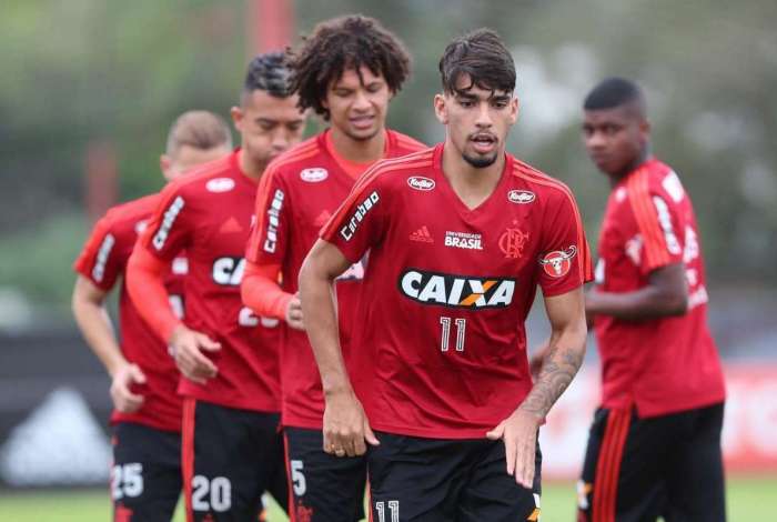 Lucas Paquetá (na frente) e Willian Arão: dois dos quatro desfalques certos para o jogo de quinta-feira