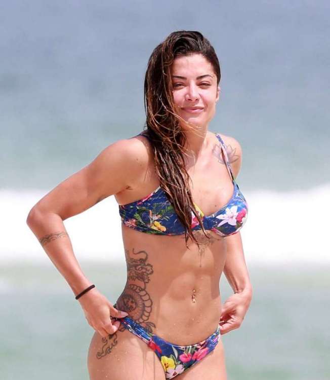 Aline Riscado na praia 