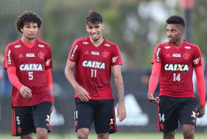 Flamengo entra em campo com a missão de tomar a liderança do Palmeiras