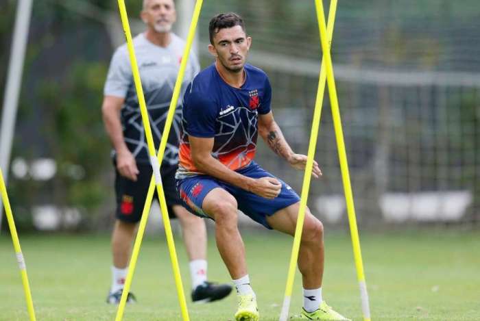 Recuperado de lesão na coxa esquerda, o volante Raul treinou e estará de volta ao time no domingo 