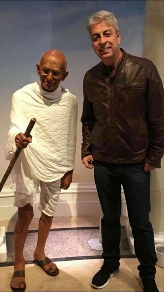 Cl&oacute;vis Monteiro e a est&aacute;tua de Mahatma Gandhi no Museu de Cera de Nova Iorque -  Foto para a coluna de 15.10.18 
