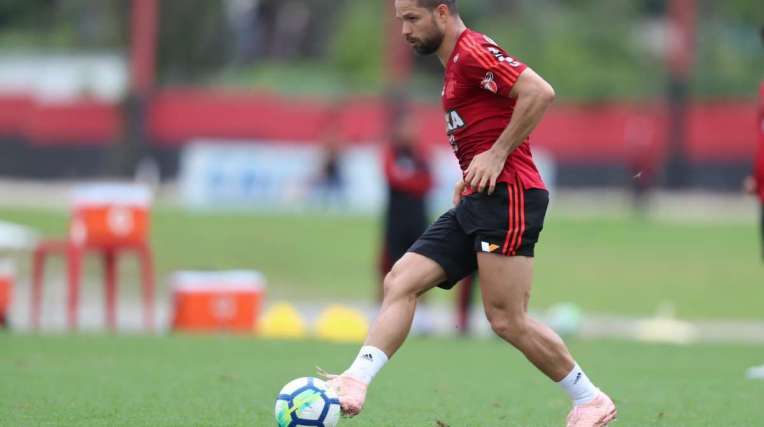O meia Diego treina no Flamengo
