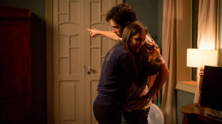 Valentim briga com Karola e a expulsa da casa da família Falcão