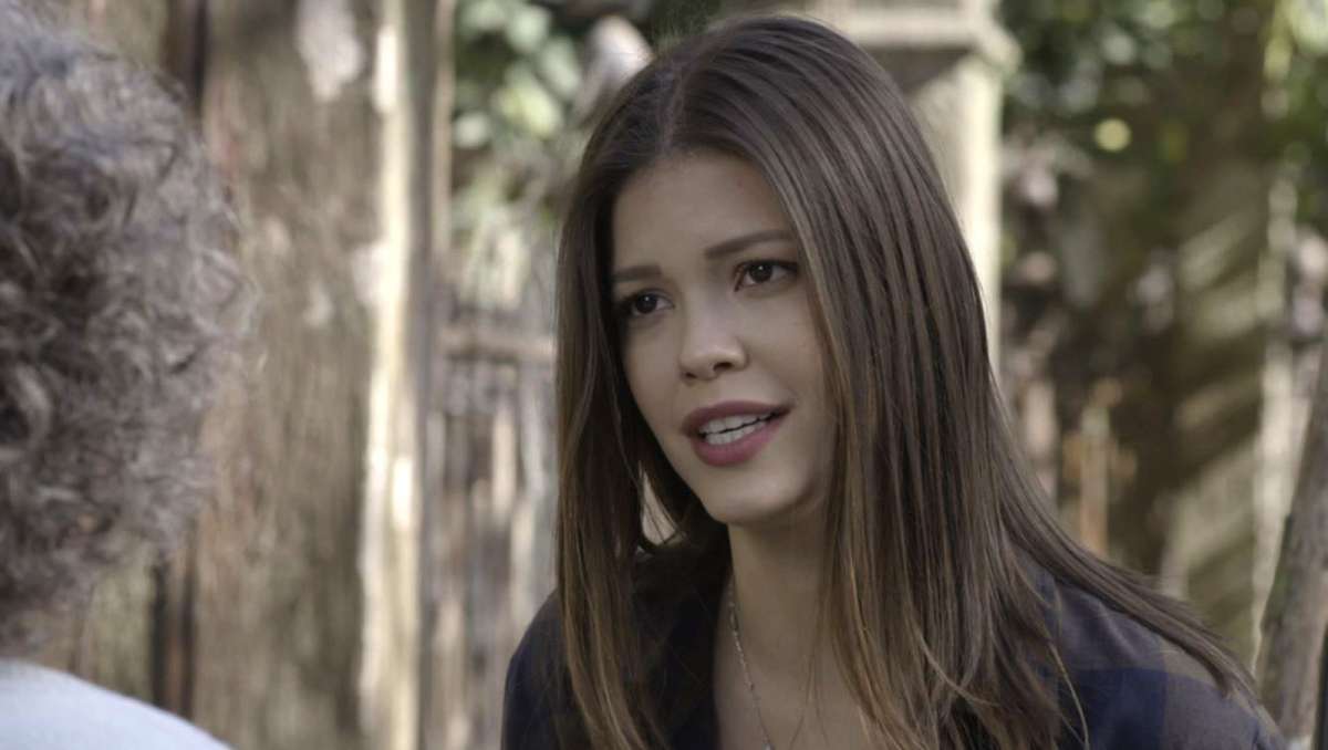 Cris fica confusa ap&oacute;s retornar ao passado