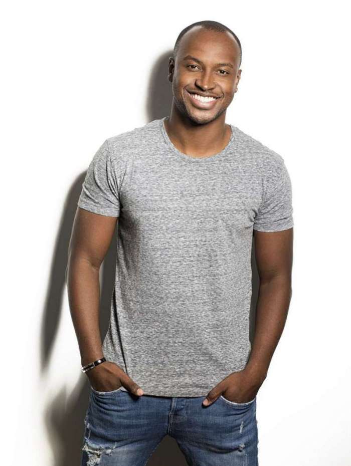 Thiaguinho canta seus sucessos