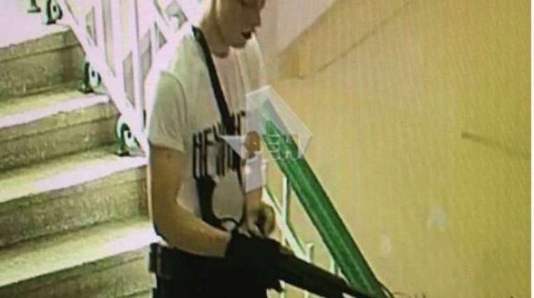 Câmeras de segurança flagraram o atirador com arma na escola