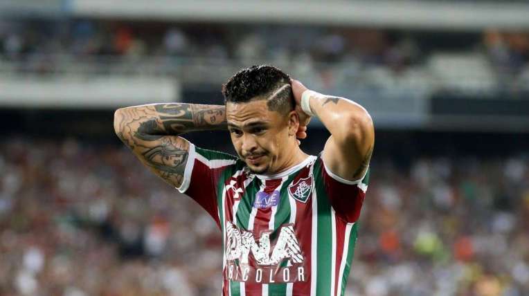 O atacante Luciano lamenta seu gol anulado: o empate cedido em casa foi ruim para o Tricolor