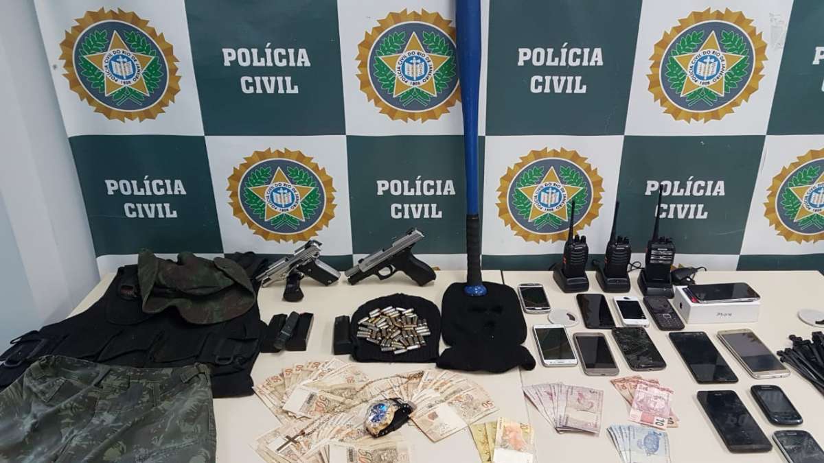 Na ação foram apreendidos armas, dinheiro e materiais da milícia
