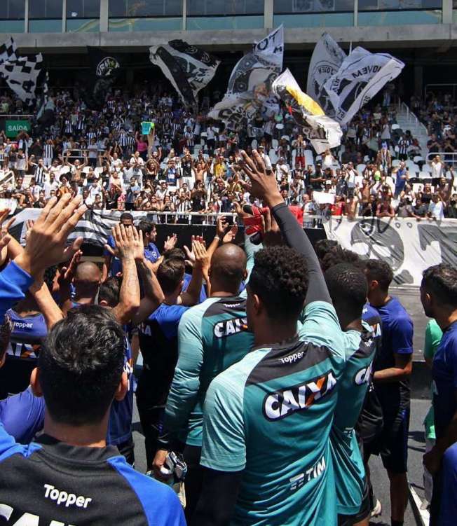 Jogadores do Botafogo acenam para os torcedores no fim do treino aberto no Nilton Santos - Vitor Silva / SS Press / BFR