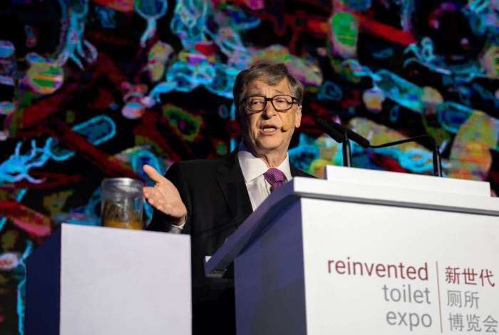 Gates abordou novas tecnologias sanitárias com um pote de fezes