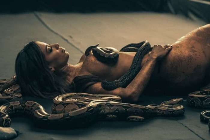 Anitta posa com cobras 