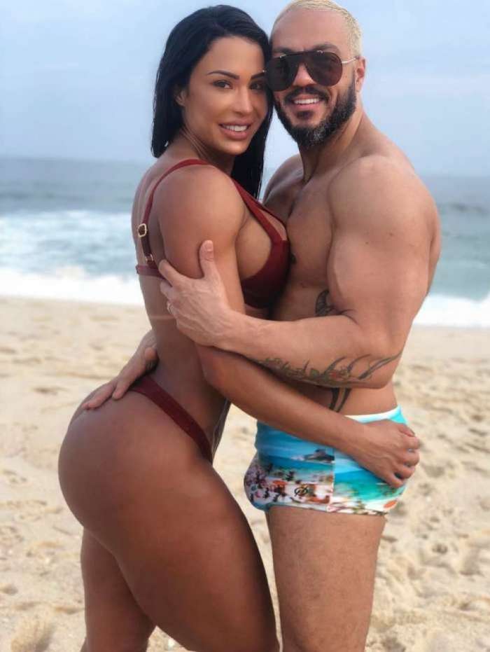 Gracyanne Barbosa e Belo vão à praia no Rio