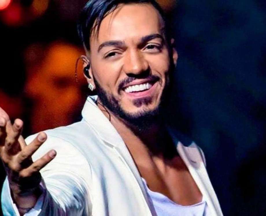 Belo é atração em quadra de escola de samba