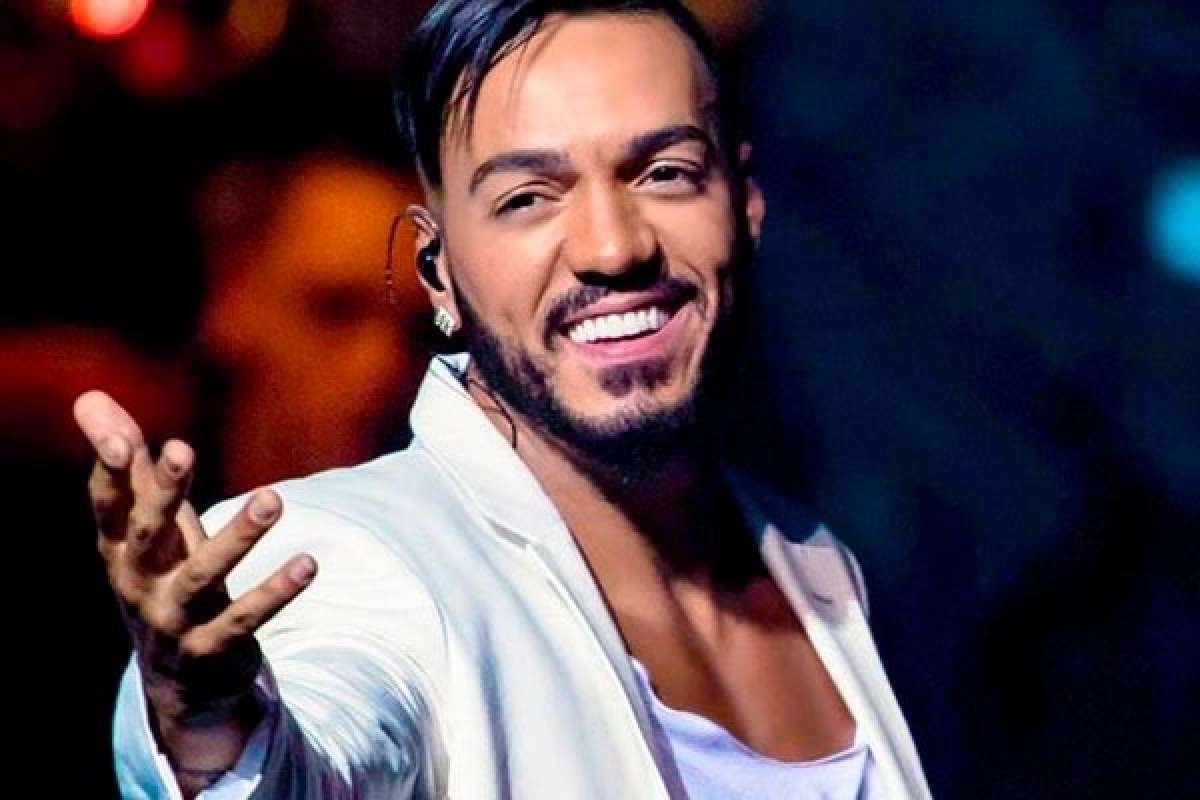 Belo é atração em quadra de escola de samba