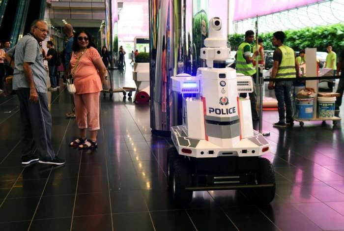 A 'police robot' patrols at the Suntec City convention and exhibition centre during the 33rd Association of Southeast Asian Nations (ASEAN) summit in Singapore on November 12, 2018. (Photo by Roslan RAHMAN / AFP)