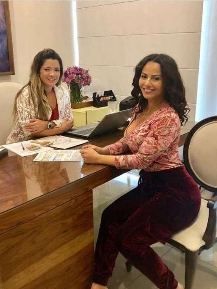 Médica em consultório com Viviane Araújo