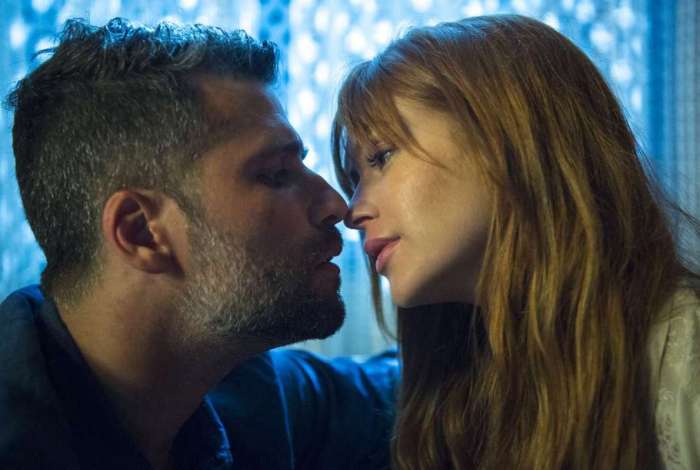 Gabriel e Luz da Lua vão se beijar pela primeira vez no capítulo de hoje. O momento romântico é interrompido pelo avô da ruiva