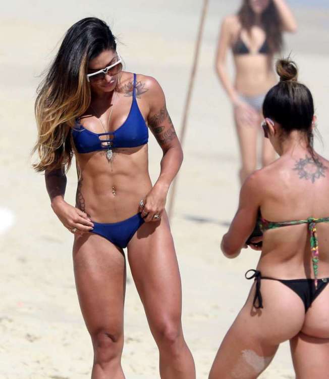 Aline Riscado na praia s&aacute;bado