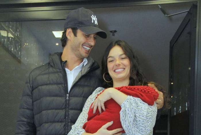 Isis Valverde deixou a maternidade segurando seu primeiro filho, Rael, nos braços, na tarde desta terça-feira, 20