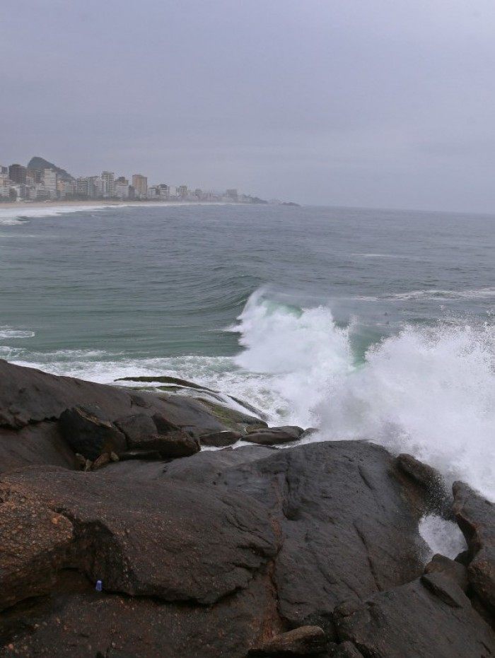 De acordo com a Marinha do Brasil, a orla do Rio deve registrar ondas de at&eacute; 2,5m