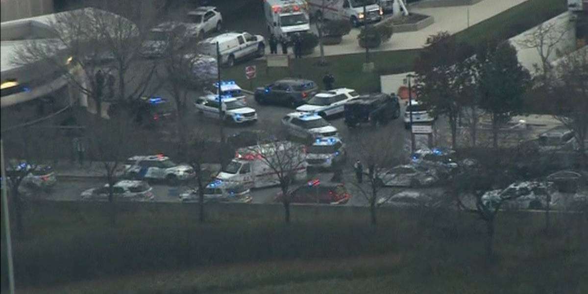 A polícia disse que o tiroteio teve início após o homem assassinar a namorada no estacionamento do hospital - Reprodução Intenet