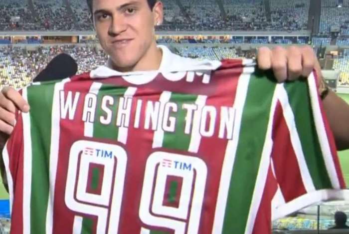 Jogador do Fluminense, Pedro exibe camisa personalizada de Washington