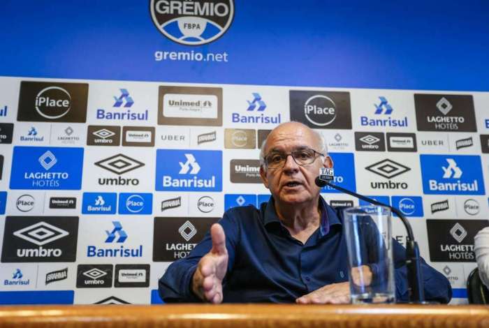 O presidente Romildo Bolzan anuncia a permanência de Renato