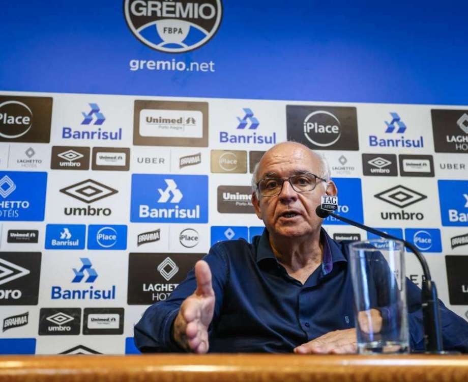 O presidente Romildo Bolzan anuncia a permanência de Renato
