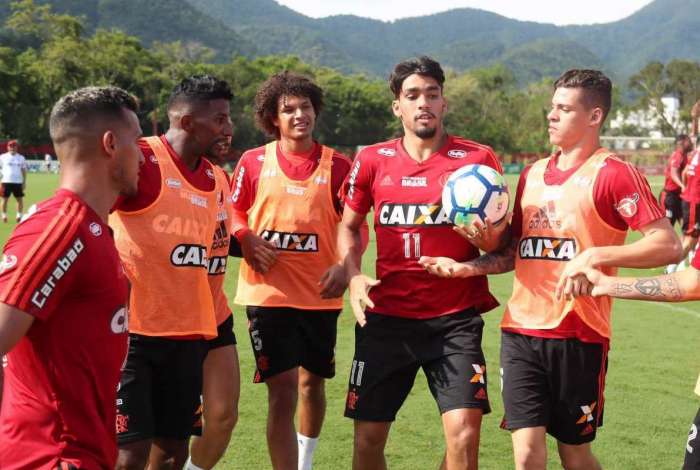 Lucas Paquetá brinca com companheiros durante treinamento
