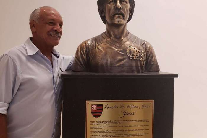 Foto pesada! Júnior veio conhecer as novas instalações e tirou foto com o busto em sua homenagem, que está localizado na entrada do módulo