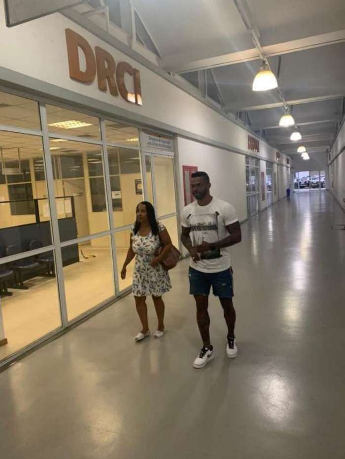 Ao lado da assessora de imprensa, Rodrigo, da dupla Chininha e Príncipe, esteve na  Delegacia de Repressão aos Crimes de Informática (DCRI) após vazamento de nude