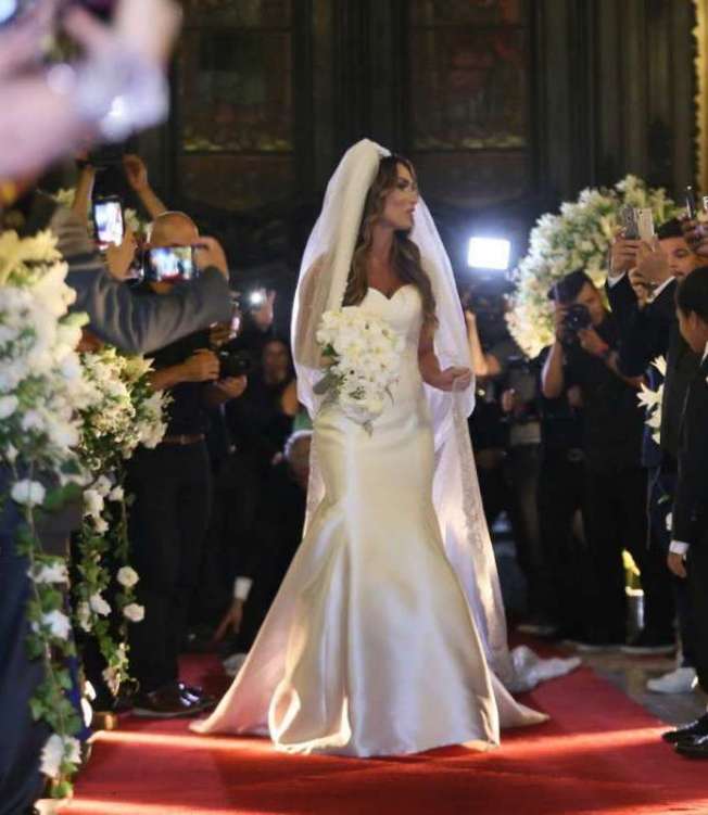 Nicole Bahls e Marcelo Bimbi se casam na Candelária e reúnem famosos