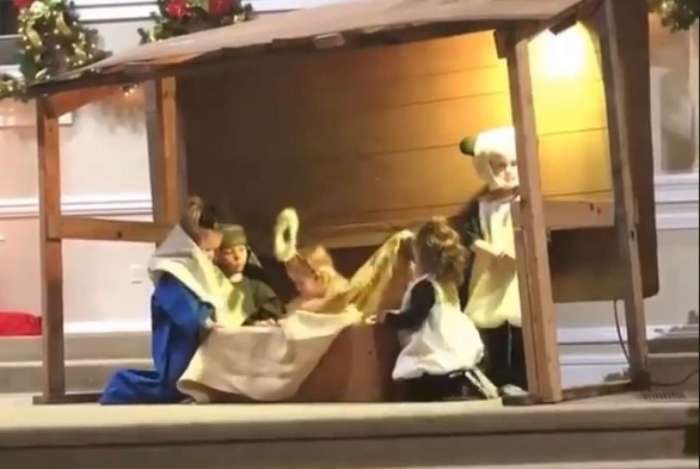 Crianças encenavam o nascimento de Jesus em uma igreja nos Estados Unidos