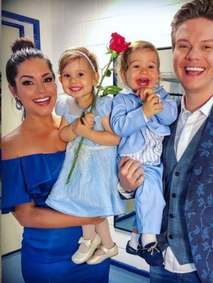 Michel Teló levou a mulher, Thais, e os filhos, Melinda e Teodoro 
