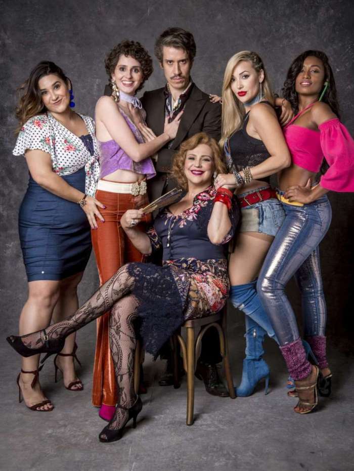 Katiucha (Lyv Ziese), Stefênia (Carol Duarte), Adamastor (Theodoro Cochrane), Luciana, Januária (Mila Carmo) e Ondina