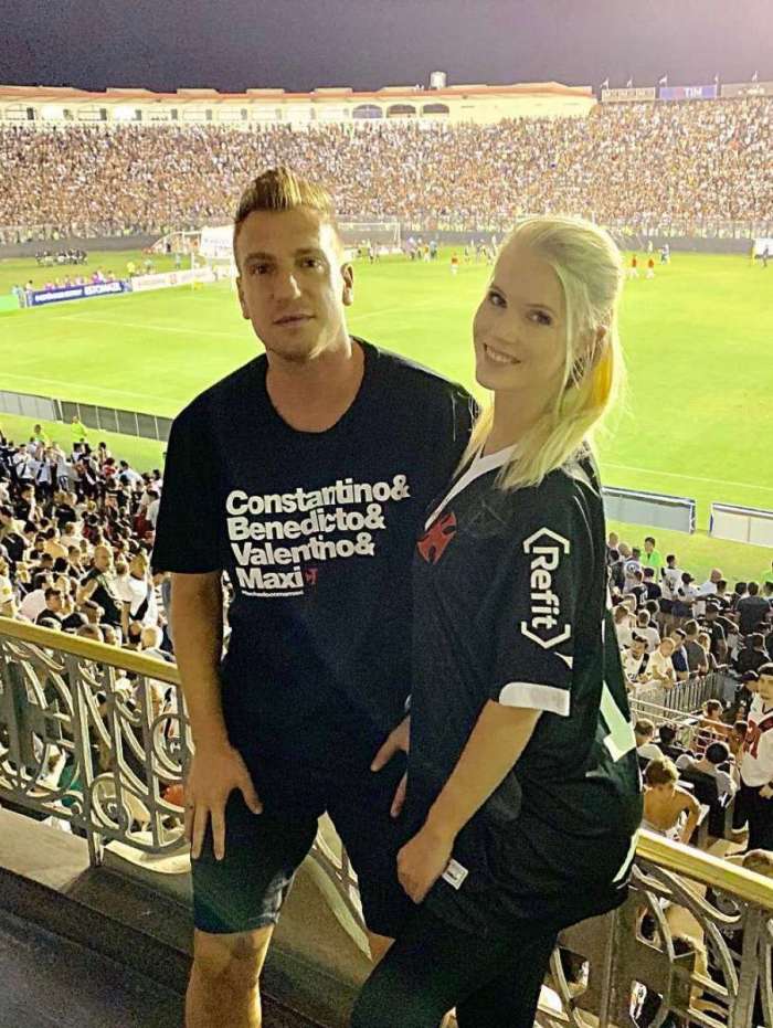 Daniela Christiansson e o namorado Maxi López em São Januário