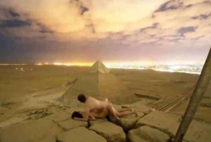 Casal ousado escala pirâmide do Egito para fazer sexo