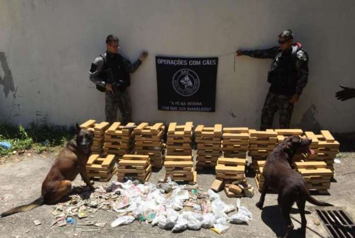 Durante operação realizada no Jacarezinho, mais de 670 kg de drogas foram apreendidos pelos policiais militares