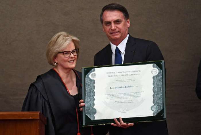 Jair Bolsonaro recebeu de Rosa Weber o diploma que confirma eleição
