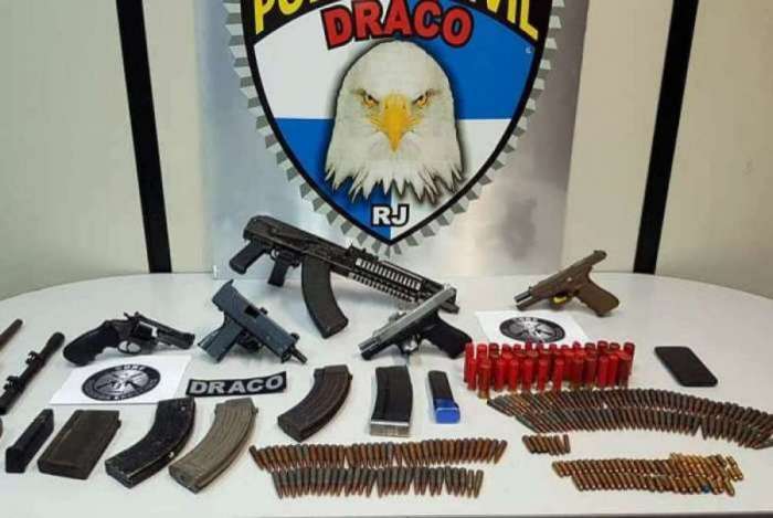 Armas e munições apreendidas pelos agentes com os três criminosos