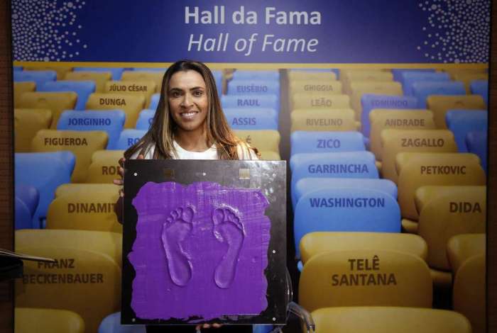 Marta exibe o molde com seus pés para a Calçada da Fama: pedido de apoio ao esporte brasileiro