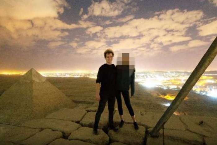 Andreas Hvid com a dinamarquesa, no alto da pirâmide