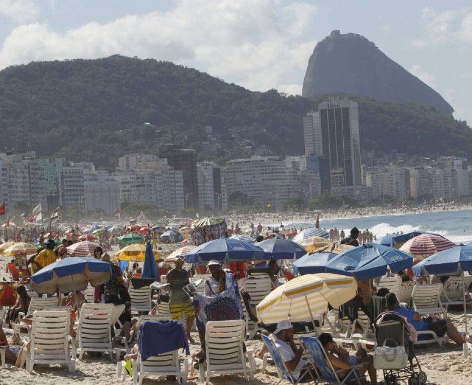 2017-07-08. Movimenta&ccedil;&atilde;o nas Praias da Zona Sul no final de semana de Inverno. Praia de Copacabana. Foto - Severino Silva / Ag&ecirc;ncia O Dia