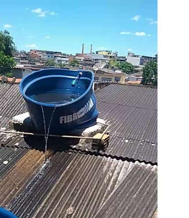 Caixa d'&aacute;gua foi deformada e vazou. Moradores da Vila Alian&ccedil;a atribu&iacute;ram o problema ao forte calor