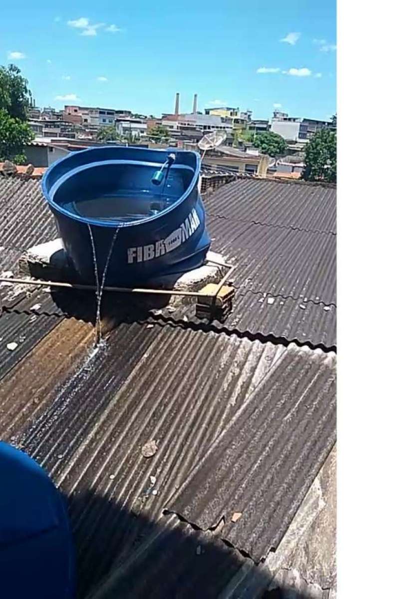 Caixa d'&aacute;gua foi deformada e vazou. Moradores da Vila Alian&ccedil;a atribu&iacute;ram o problema ao forte calor